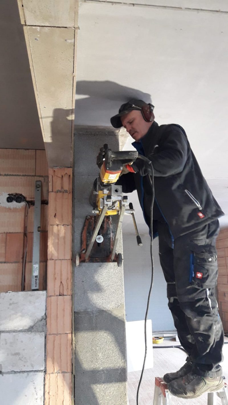 Bei der Arbeit Kernlochbohrung